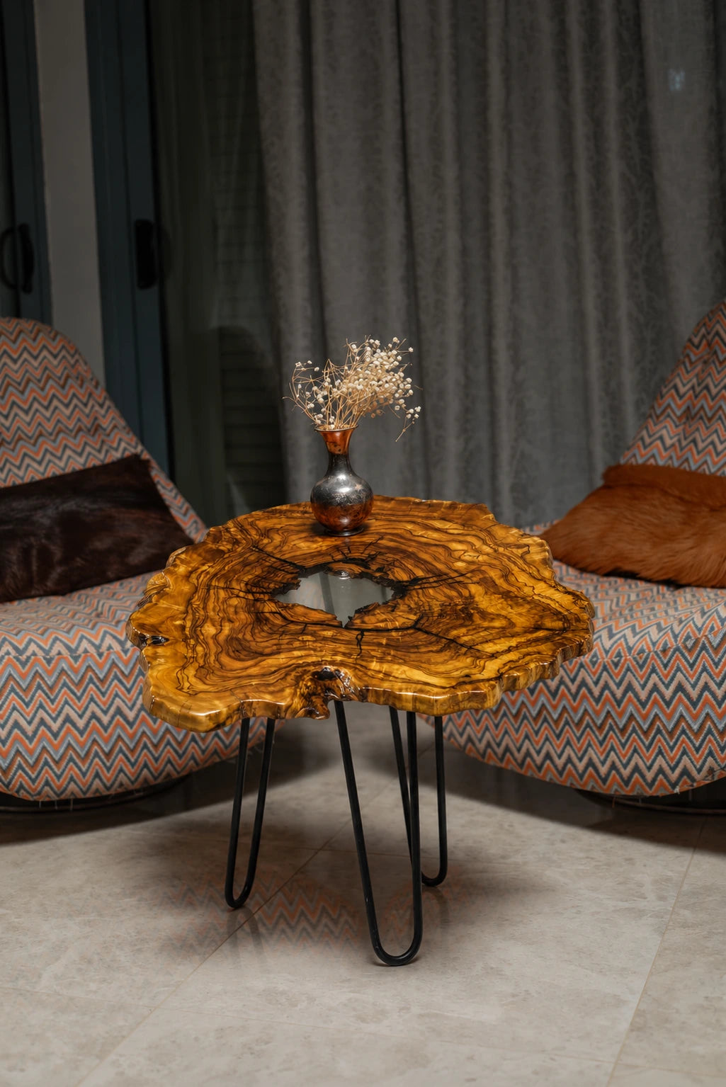 AI-styled view of Zitun Atelier table 041, an olive wood resin side table with white resin center, in a lounge setting with a vase on the tabletop.