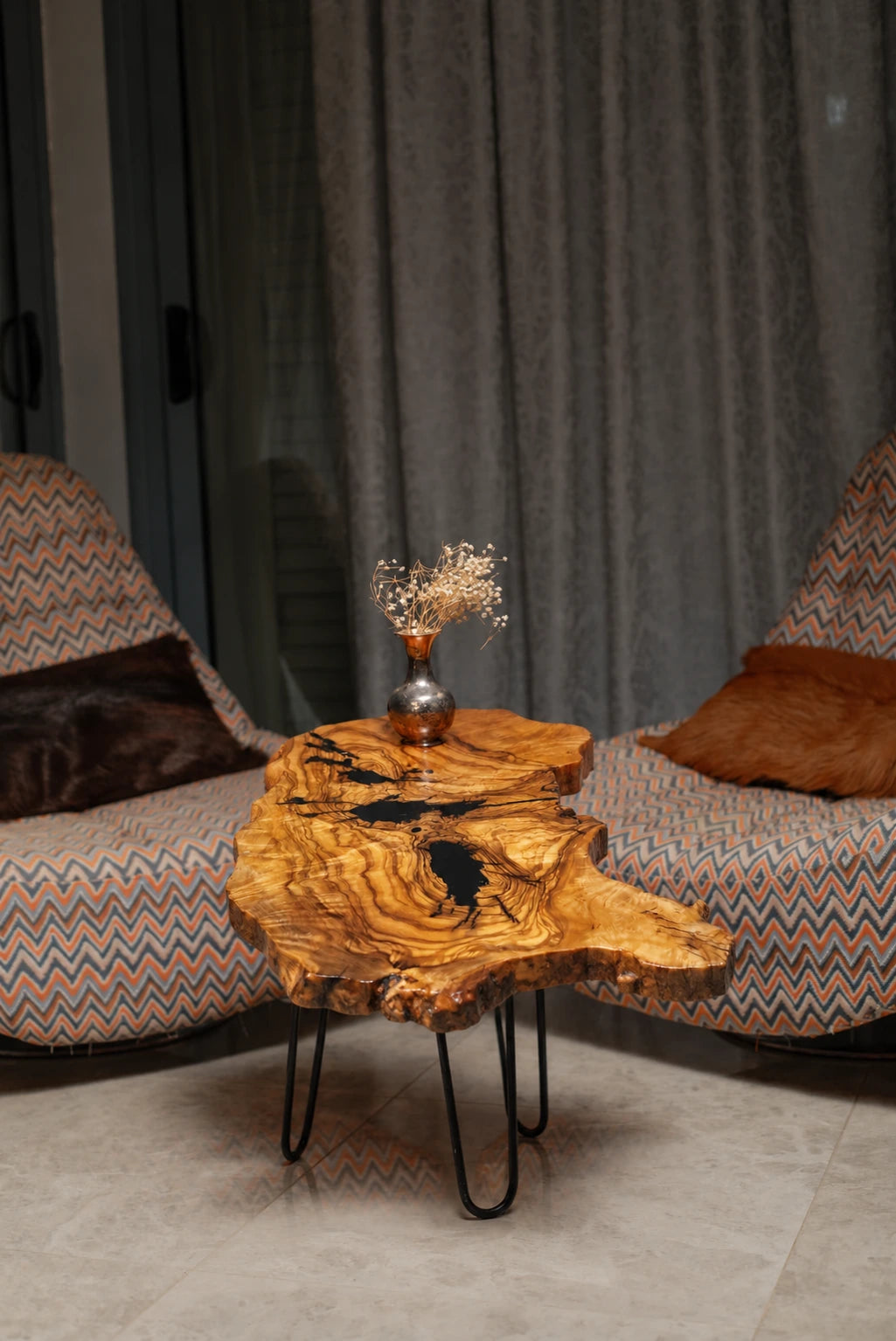 AI-styled view of Zitun Atelier table 048, an olive wood resin side table with burl live edge resin, in a lounge setting with a vase on the tabletop.