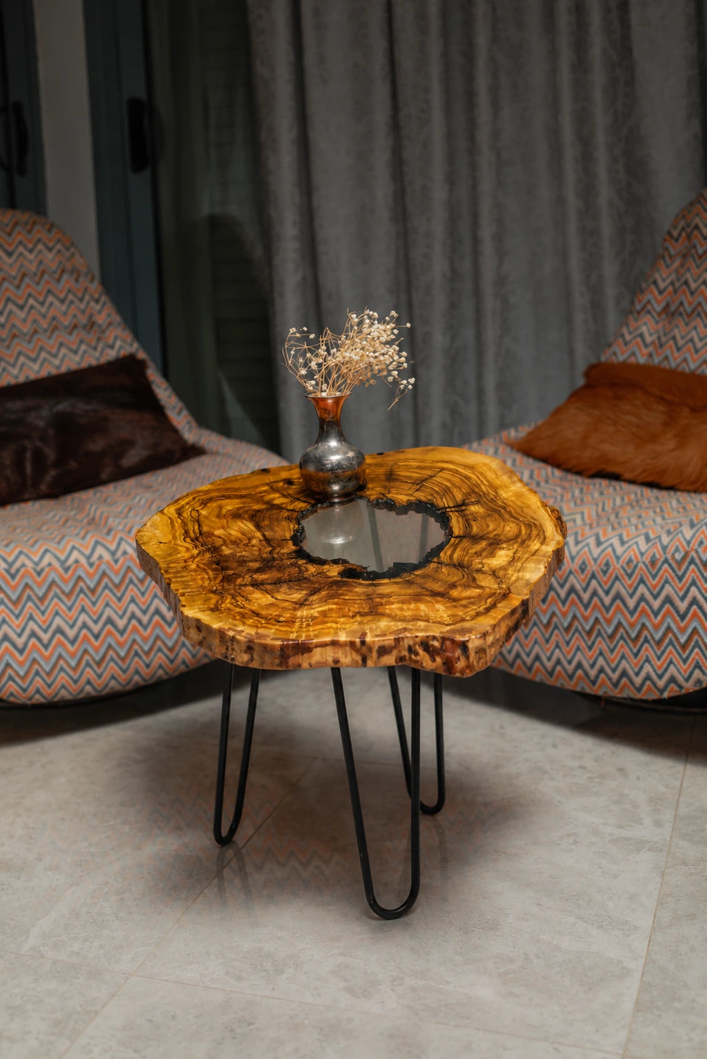AI-styled view of Zitun Atelier table 058, an olive wood resin side table with white resin center, in a lounge setting with a vase on the tabletop.