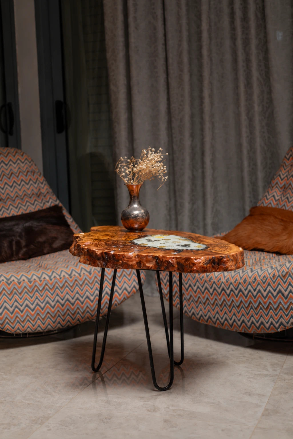 AI-styled view of Zitun Atelier table 063, an olive wood resin side table with white resin vintage coins, in a lounge setting with a vase on the tabletop.
