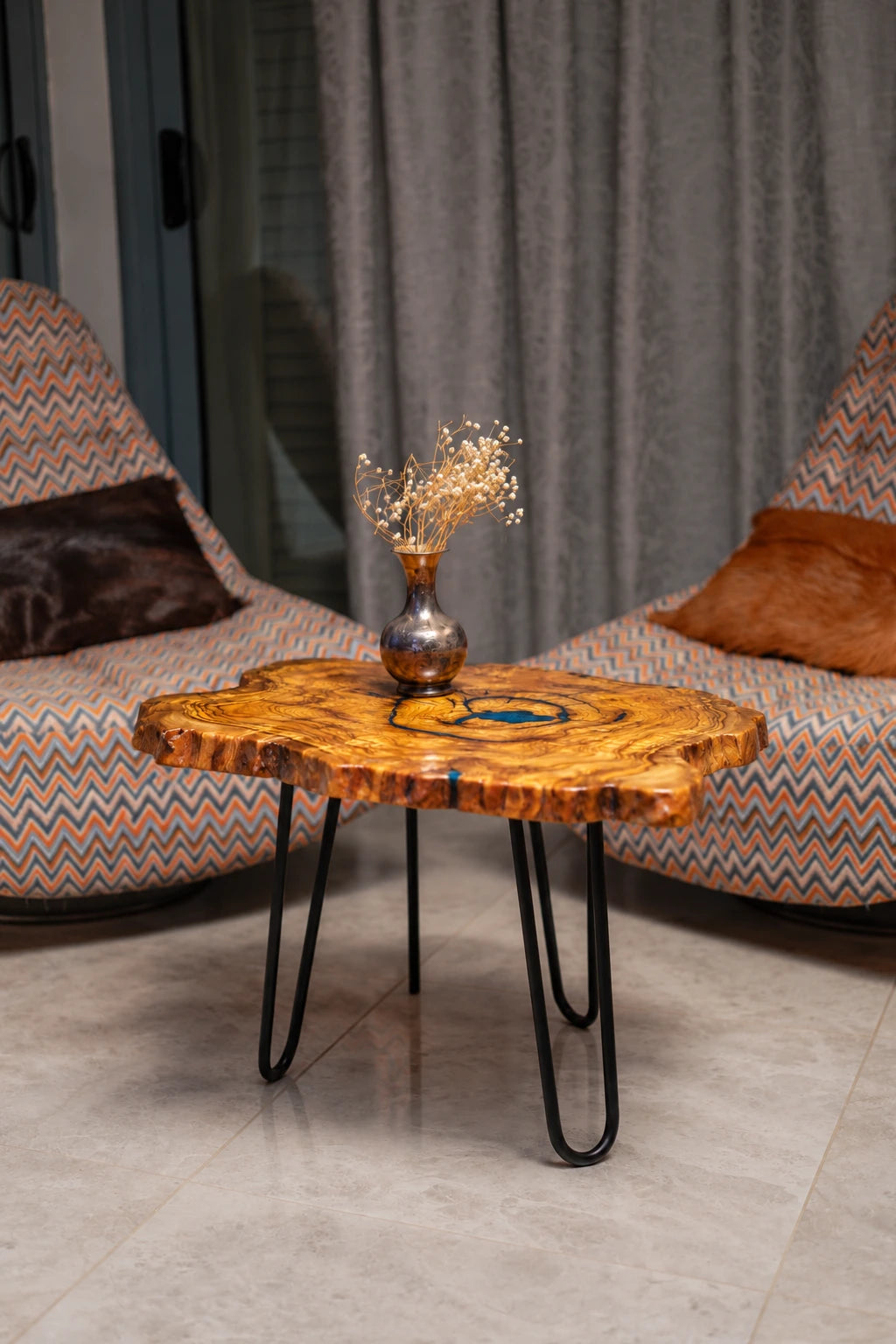 AI-styled view of Zitun Atelier table 065, an olive wood resin side table with blue resin ring, in a lounge setting with a vase on the tabletop.