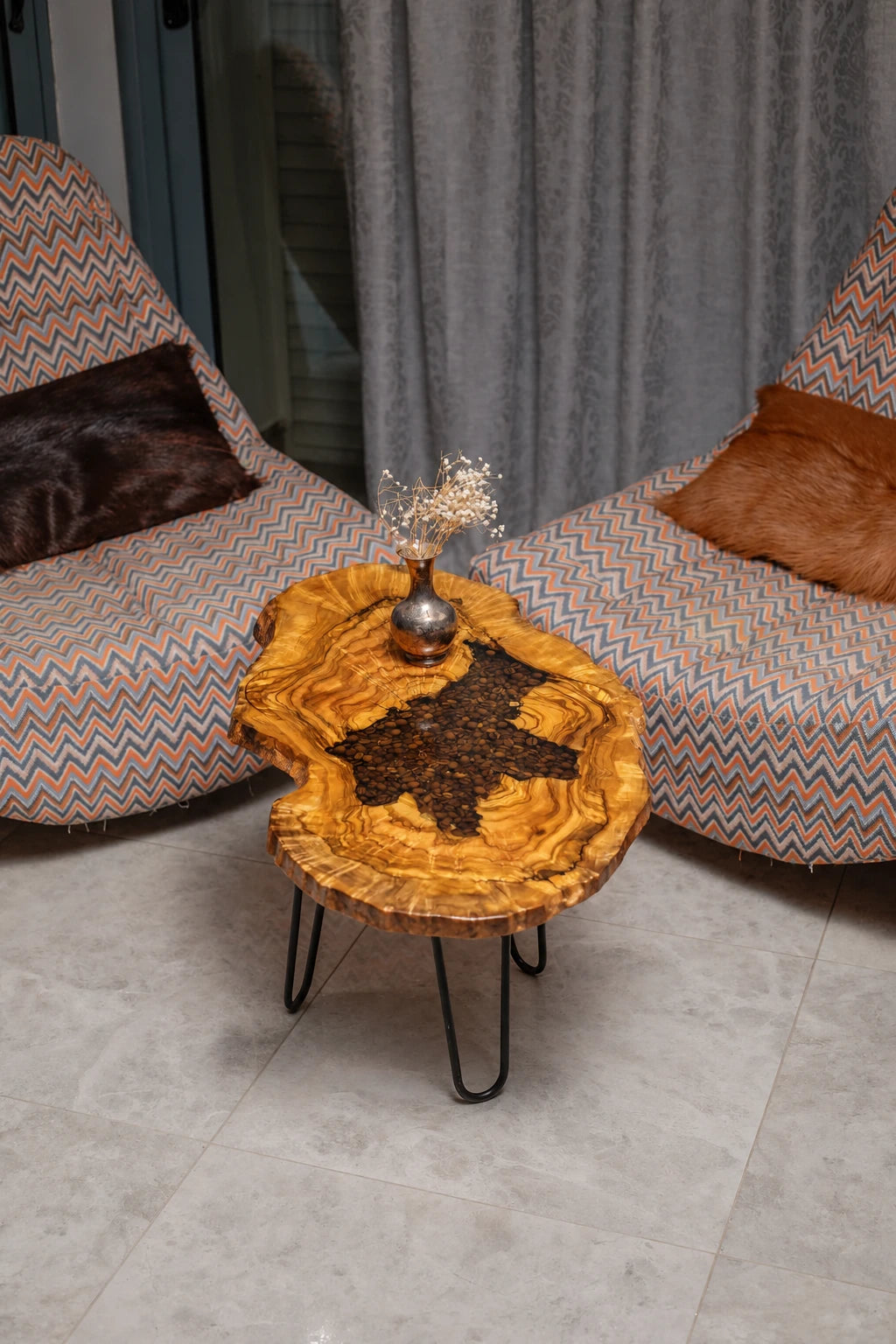 AI-styled view of Zitun Atelier table 072, an olive wood resin side table with coffee bean resin, viewed from above between two upholstered armchairs.