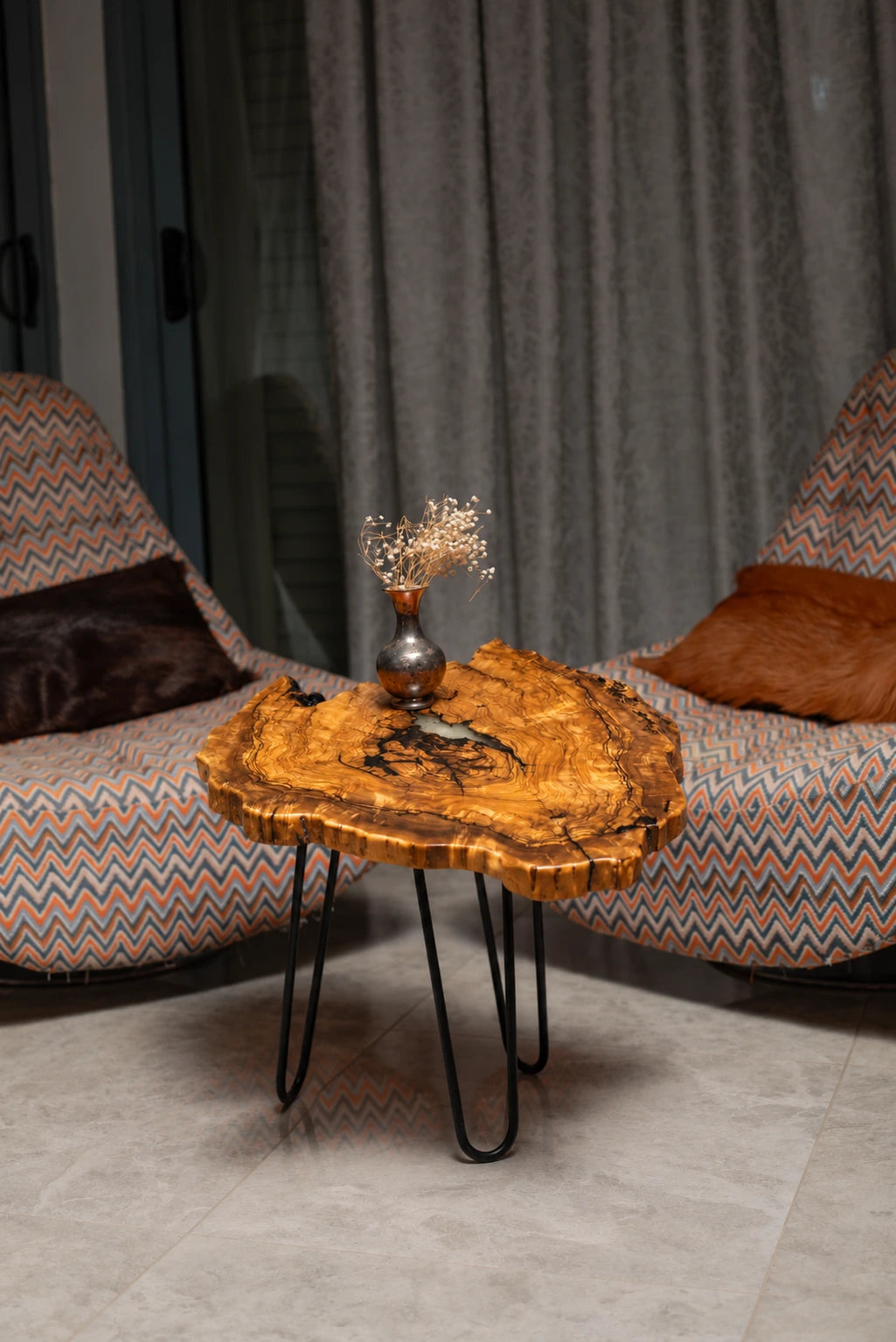 AI-styled view of Zitun Atelier table 074, an olive wood resin side table with black resin veins, in a lounge setting with a vase on the tabletop.