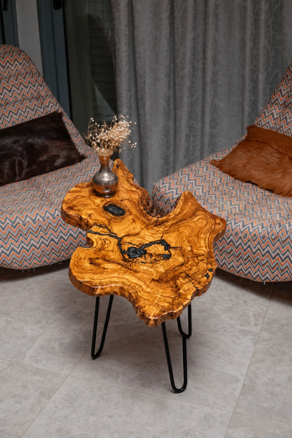 AI-styled view of Zitun Atelier table 078, an olive wood resin small coffee table with black resin veins, viewed from above between two upholstered armchairs.
