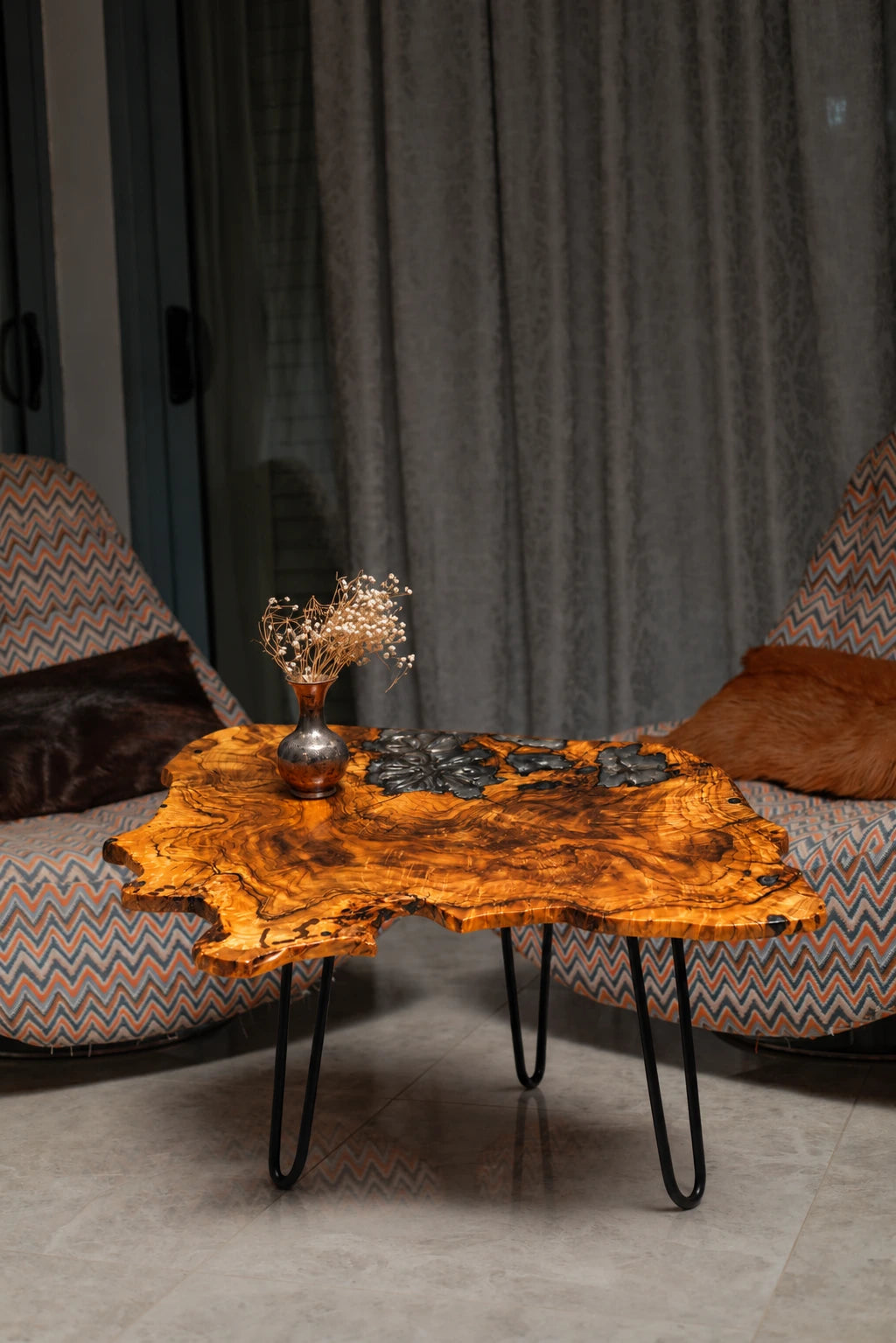 AI-styled view of Zitun Atelier table 080, an olive wood resin side table with black floral resin, in a lounge setting with a vase on the tabletop.