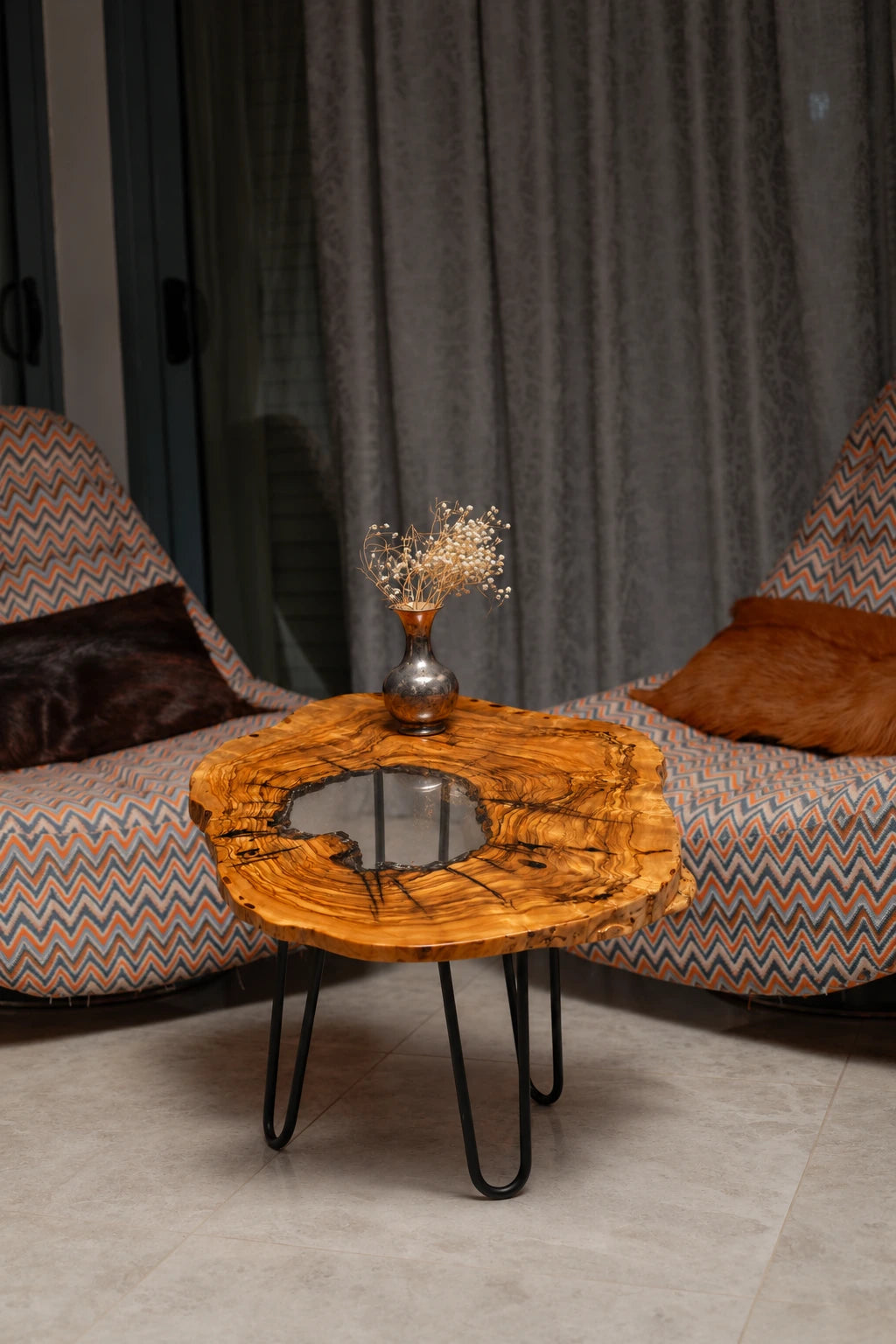 AI-styled view of Zitun Atelier table 084, an olive wood resin side table with white resin center, in a lounge setting with a vase on the tabletop.