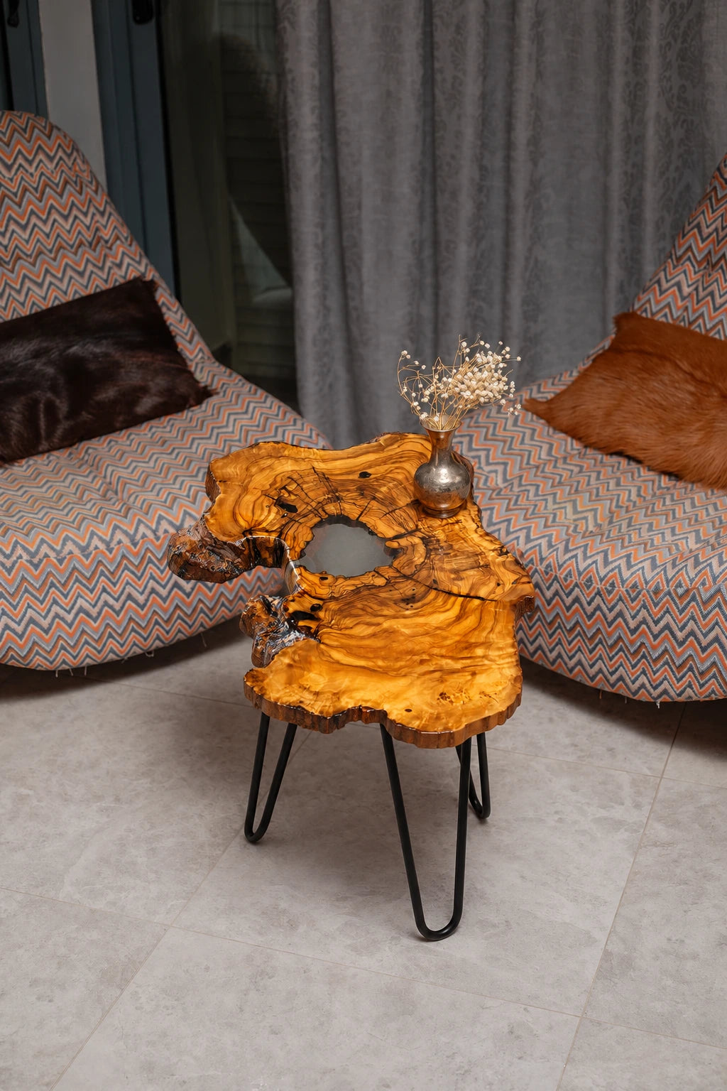 AI-styled view of Zitun Atelier table 085, an olive wood resin side table with white resin live edge, viewed from above between two upholstered armchairs.