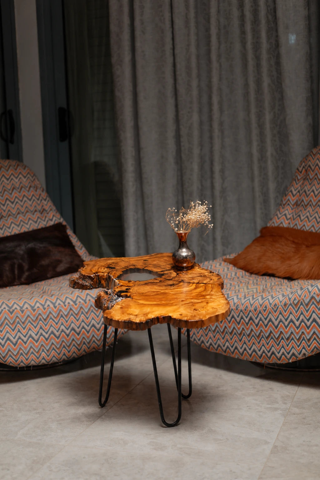AI-styled view of Zitun Atelier table 085, an olive wood resin side table with white resin live edge, in a lounge setting with a vase on the tabletop.