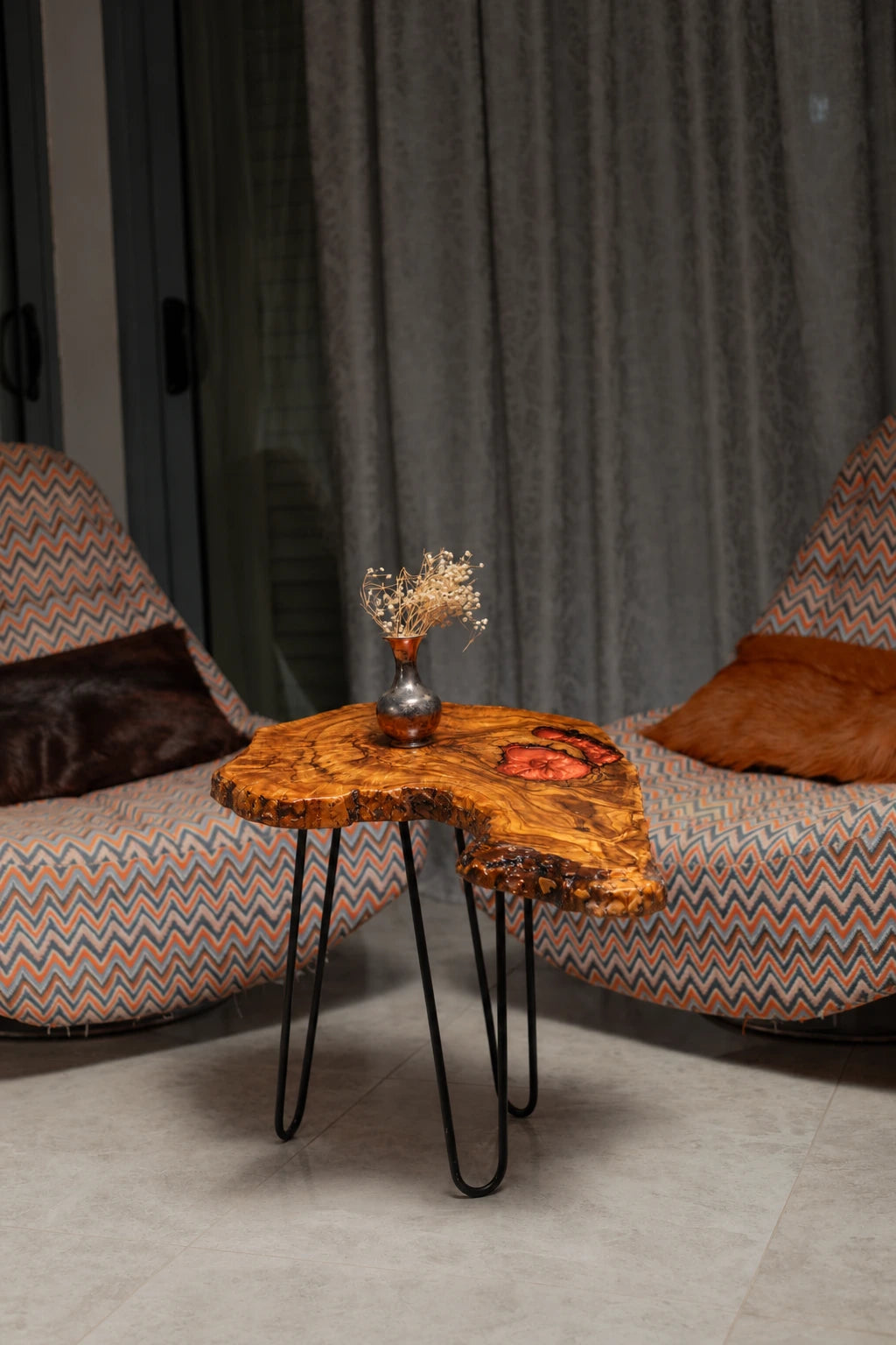 AI-styled view of Zitun Atelier table 088, an olive wood resin side table with copper resin inlay, in a lounge setting with a vase on the tabletop.