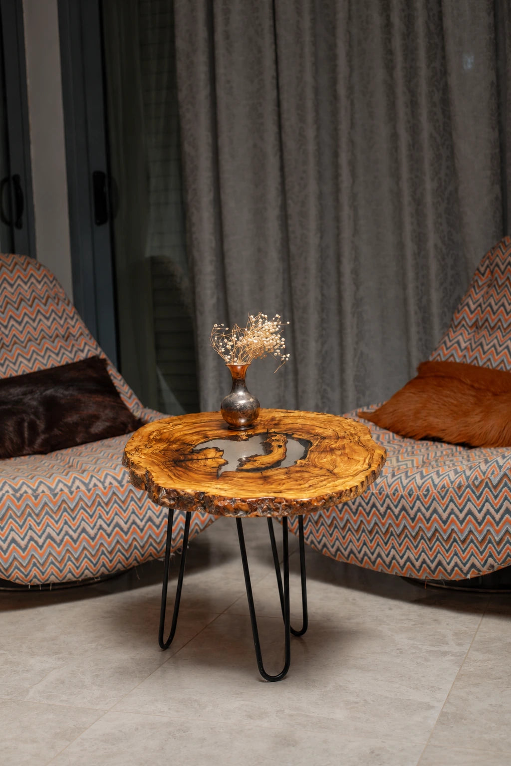 AI-styled view of Zitun Atelier table 089, an olive wood resin side table with white resin center, in a lounge setting with a vase on the tabletop.