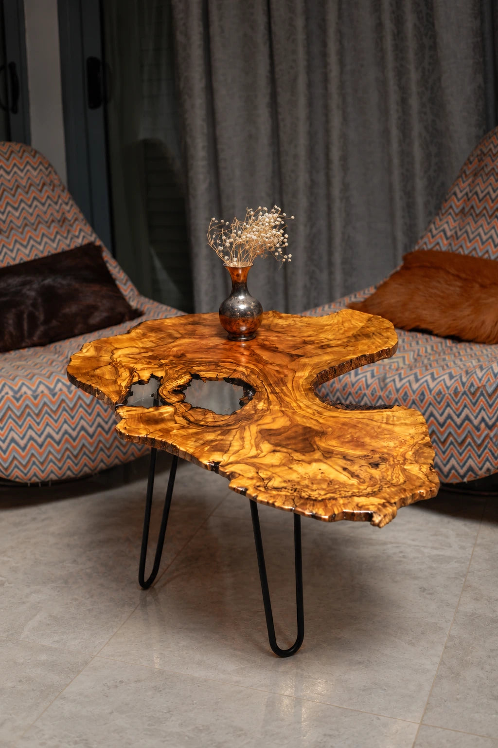 AI-styled view of Zitun Atelier table 095, an olive wood resin side table with white resin inlay, in a lounge setting with a vase on the tabletop.